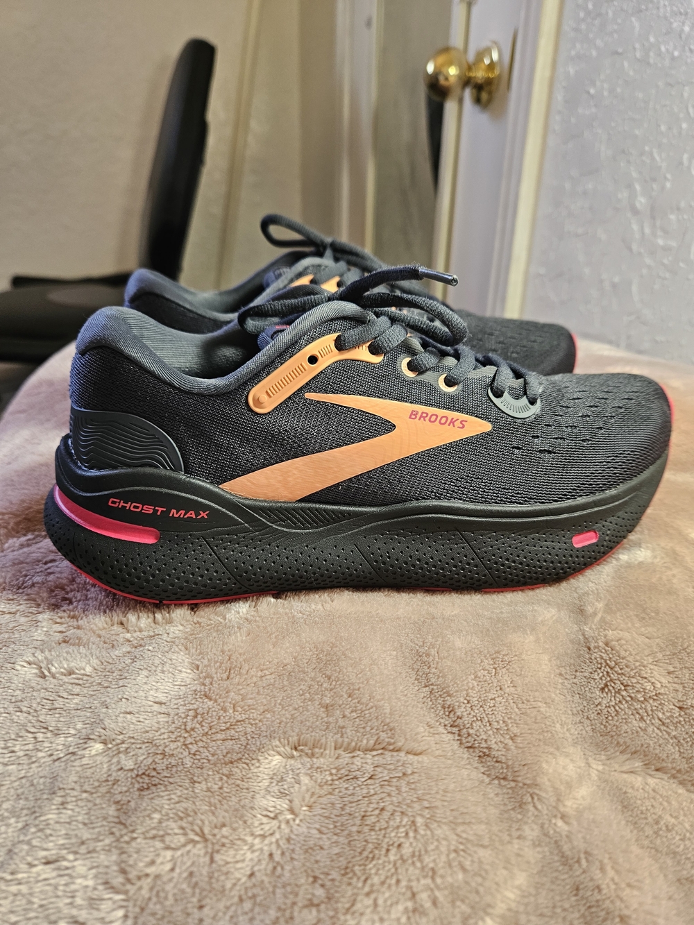 Brooks Women’s Ghost Max Running—Size 7 US, Black with Coral Accents